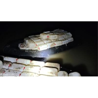 Detienen a tres personas con 334 petacas de gasolina en cuatro narcolanchas en Cádiz
