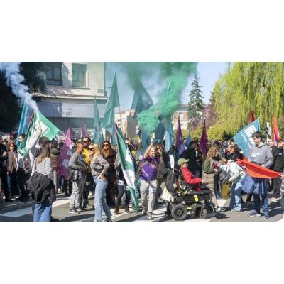 La huelga general por el SMI propio moviliza las calles pero no paraliza la actividad económica
