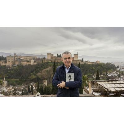 Lorenzo Silva publica 'Con nadie' y respalda al Rey sobre la Conquista: "No faltó a la verdad en nada"