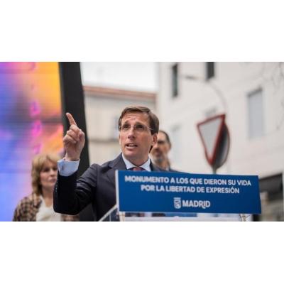 El momento en el que una paloma defeca sobre la cabeza de Martínez-Almeida