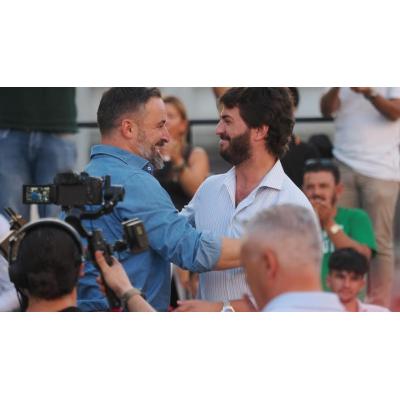 García-Gallardo acusa a la mujer de Abascal de percibir 60.000 euros anuales a través de un proveedor de Vox