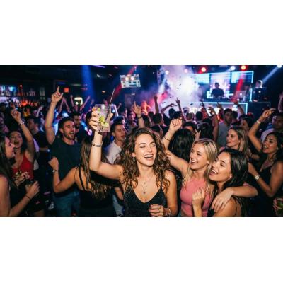 El tardeo que quiere llenar Pamplona de nostalgia noventera: 5 horas de fiesta con entrada libre