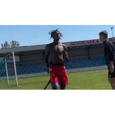 Nico Williams se recupera de su pubalgia entrenando en el campo de la Peña Sport