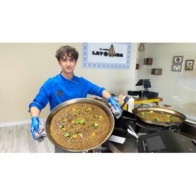 El estudiante de derecho y económicas que triunfa en Pamplona con su negocio de paellas: “No damos abasto”