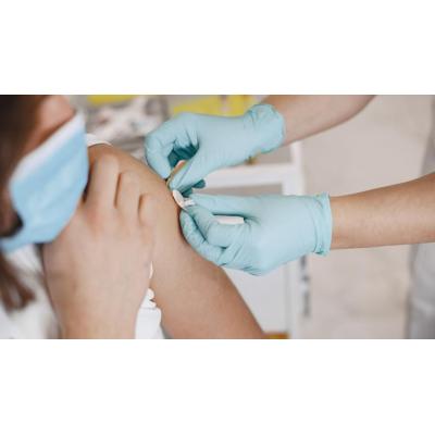 El brote de meningitis en el Reino Unido agota las vacunas y colapsa las farmacias