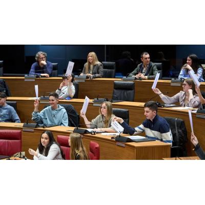 Fotografías de la "mini simulación" del Parlamento Europeo con estudiantes navarros