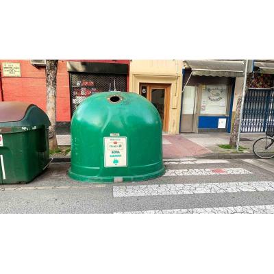 El inexplicable contenedor que bloquea un paso de peatones en la amabilizada Pamplona de Asiron