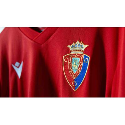 La espectacular camiseta retro de Osasuna que ya es objeto de deseo: el escudo gigante de los 80 vuelve a El Sadar