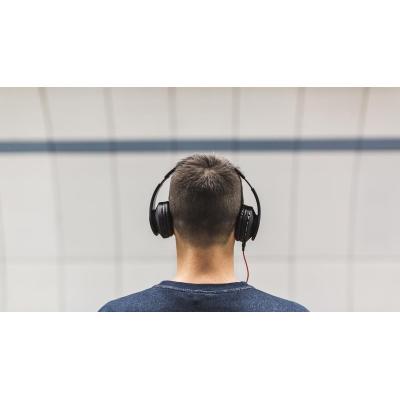 Los auriculares están dañando el oído de los jóvenes: la sordera que empieza sin que te des cuenta
