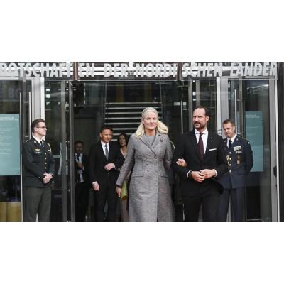 La princesa Mette-Marit de Noruega dice que fue engañada y manipulada por Epstein