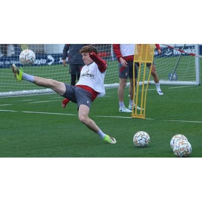 Víctor espera una llamada