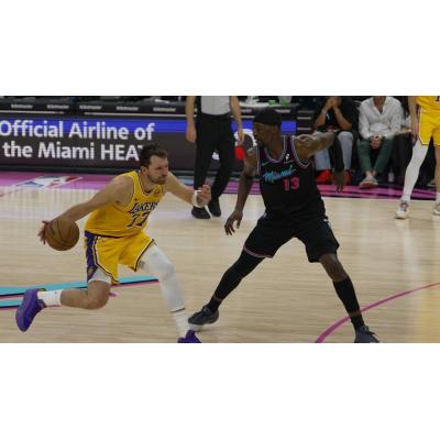 Doncic pone el modo 'superhéroe' y anota 60 puntos en la victoria de los Lakers en Miami ante la mirada de Alcaraz