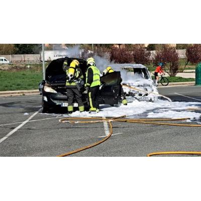 Se incendia un vehículo en el parking de la Ciudad Deportiva Artica