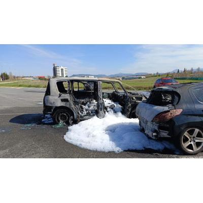 Un incendio en una localidad de la comarca de Pamplona desata la alarma y deja un coche totalmente calcinado