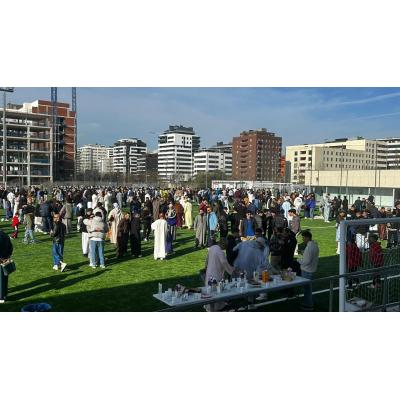 Cientos de musulmanes celebran el fin del ramadán en Pamplona
