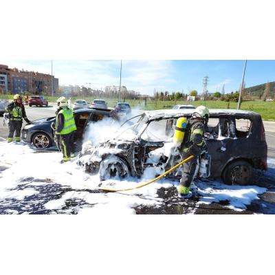Arden dos vehículos en el aparcamiento de la Ciudad Deportiva Artica