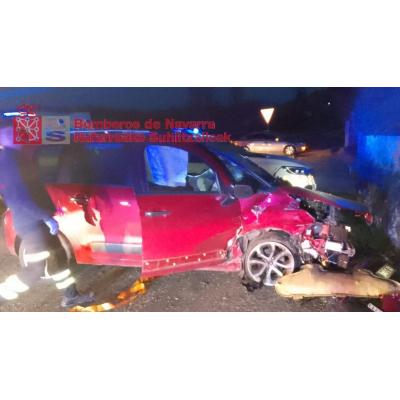 Una mujer de 26 años, herida en un colisión entre dos vehículos en Lónguida