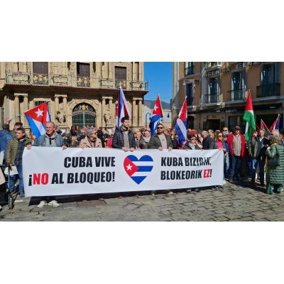 Una concentración en Pamplona muestra su solidaridad con el pueblo cubano y reclama el fin del bloqueo de la isla