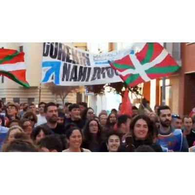 Pancartas proetarras y contra el alcalde convierten el paso de la Korrika por Tudela en una exhibición de odio