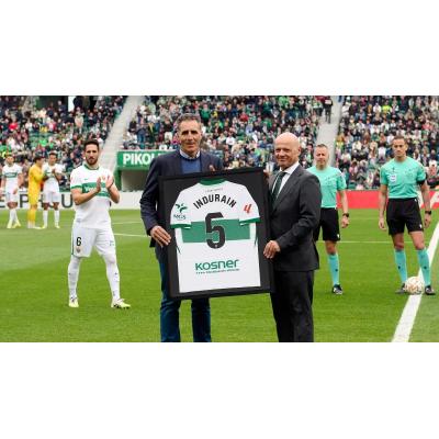 Caluroso homenaje del Elche CF a Miguel Induráin