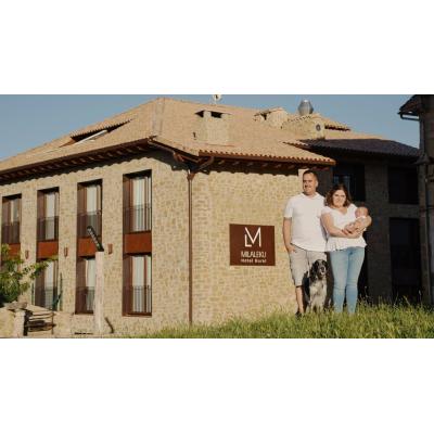 El pueblo de Navarra con 28 habitantes donde una pareja transforma una casa en ruinas en un hotel rural