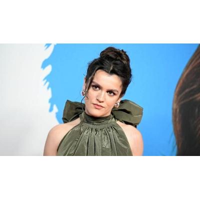 La navarra Amaia Romero emociona en la premier de 'Amarga Navidad' interpretando 'Las simples cosas'