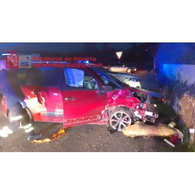 Grave accidente entre dos coches en la carretera de un pueblo de Navarra: herida una joven de 26 años