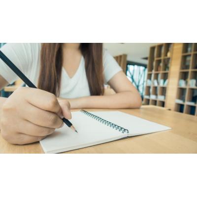 Condenan a un profesor tras pedirle a una alumna de 14 años que le enseñara los pechos a cambio de aprobarla