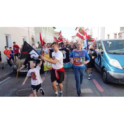 La Korrika en Pamplona blanquea a los etarras: un niño portando la imagen del asesino de Tomás Caballero