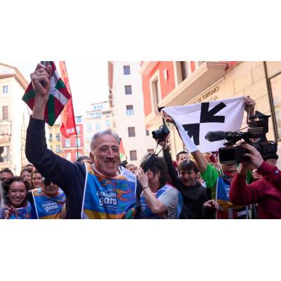 Miles de personas marchan en Pamplona en una Korrika que no se despega del apoyo a los presos de ETA