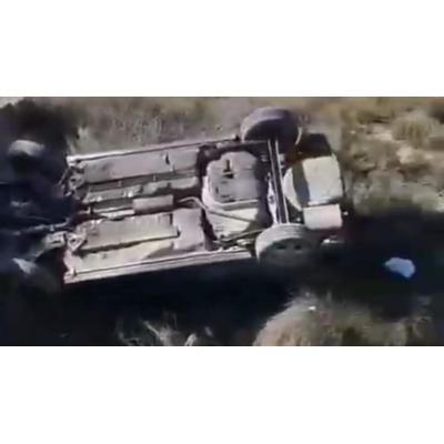 VÍDEO | Aparatoso accidente en un parque natural de Navarra: dos jóvenes heridos tras volcar su coche en un barranco