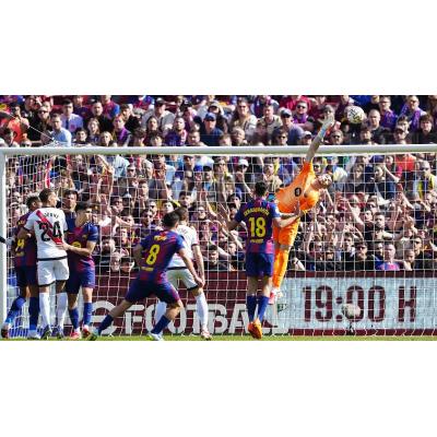 Araújo marca, Joan García para y el Barça sigue arriba