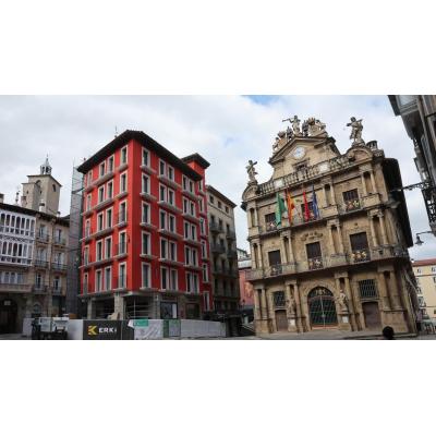 La plaza del Ayuntamiento de Pamplona cambia de color