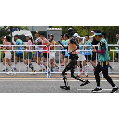 China reunirá a más de 300 robots en su próxima media maratón humanoide en Pekín