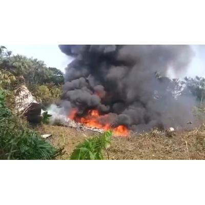 Un avión militar colombiano con 110 soldados a bordo se estrella tras despegar en el sur del país