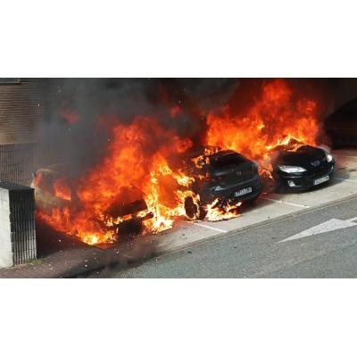 Seis familias desalojan sus casas por el incendio de cuatro coches en Irurtzun