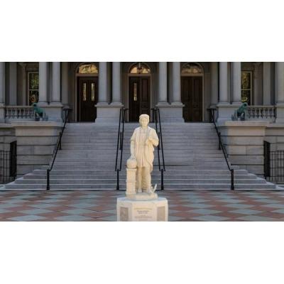 Trump instala una estatua de Cristóbal Colón en la Casa Blanca en su cruzada 'antiwoke'