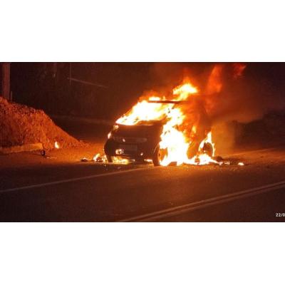 Logra salir de su coche antes de quedar calcinado por las llamas