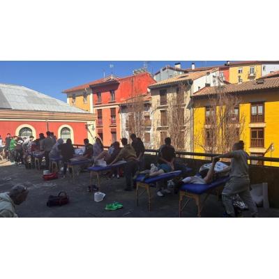 Alumnos de Fisioterapia de la UPNA de Tudela asisten a corredores en la Zubiri-Pamplona