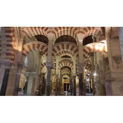 Dos turistas, sancionados por volar drones en el interior de la Mezquita de Córdoba