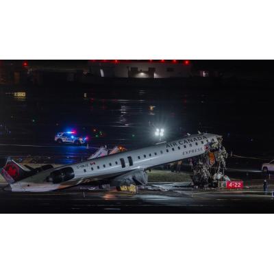 Dos personas mueren tras la colisión entre un avión y un camión de bomberos en LaGuardia