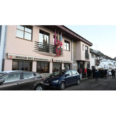 Comienza en Villamanín el reparto del 'Gordo' de la Lotería de Navidad sin denuncias por el momento: "La gente ha entendido que fue un error"