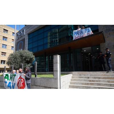 Dos activistas se suben a la fachada de la CEN en Pamplona para protestar contra el TAV