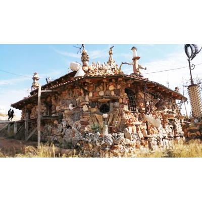 El increíble palacio de piedra que un panadero levanta a mano en un pueblo de Navarra