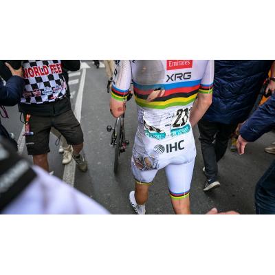 A Pogacar no le frena ni correr con el cuadro de la bicicleta roto
