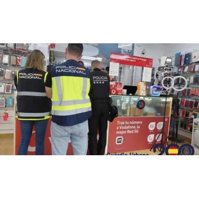 Doce detenidos en Barcelona tras caer dos redes criminales dedicadas a la 'estafa del router', con 71 víctimas