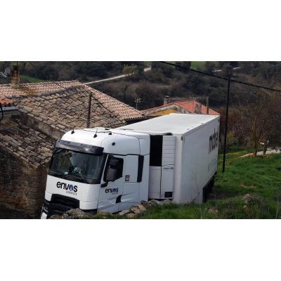 Atascado con un camión y 23.000 kg de patatas en Sánsoain: "No puedo moverme sin tirar un tejado"