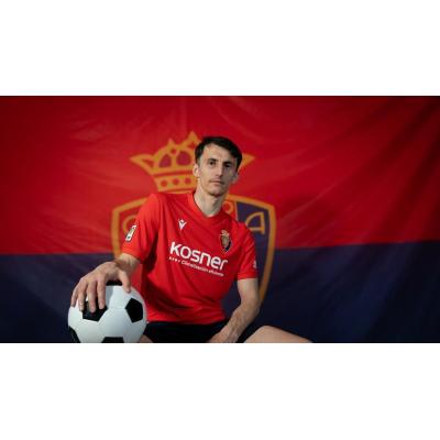 Osasuna pone a la venta 500 camisetas retro