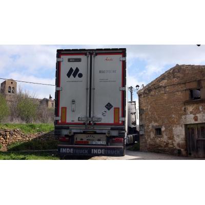 Vecino con un tráiler atascado junto a su casa: "Estaba dormido, me levanté al oír los ruidos y no daba crédito: ¡un camión en mi puerta!"