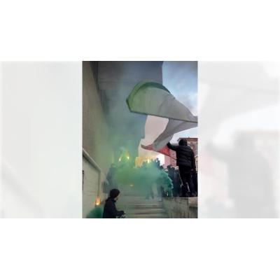El recibimiento tifosi de la afición de Anaitasuna al equipo